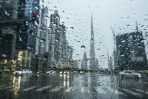 طقس غائم وفرصة سقوط أمطار على الإمارات غداً