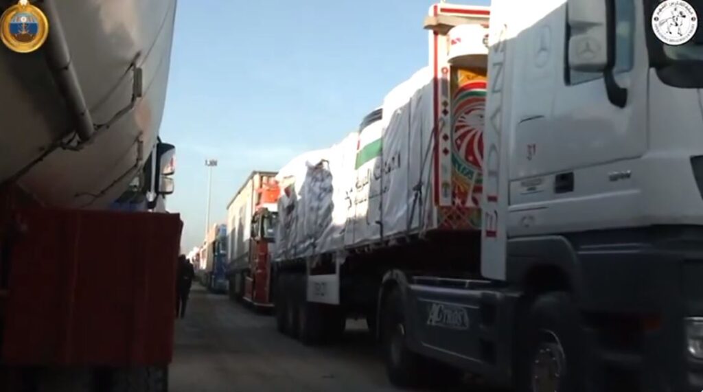 أول قافلة إغاثية إماراتية برية من 17 شاحنة تصل شمال غزة عبر معبر كرم بوسالم