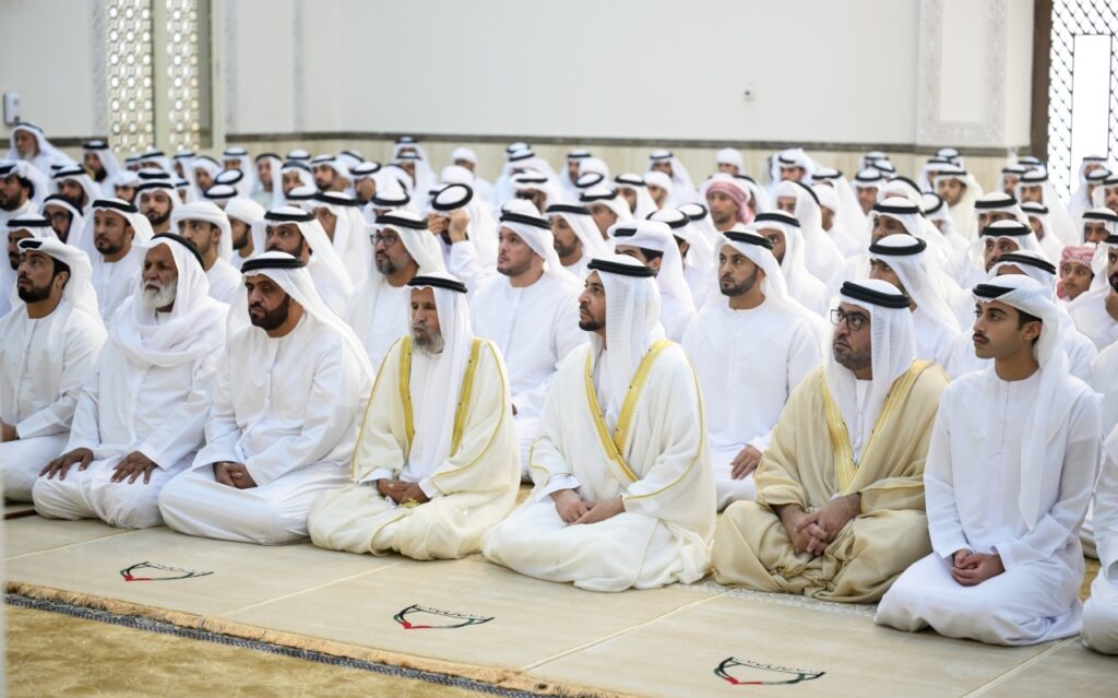 حمدان بن زايد يؤدي صلاة العيد في مسجد قصر مزيرعة ويستقبل المهنئين