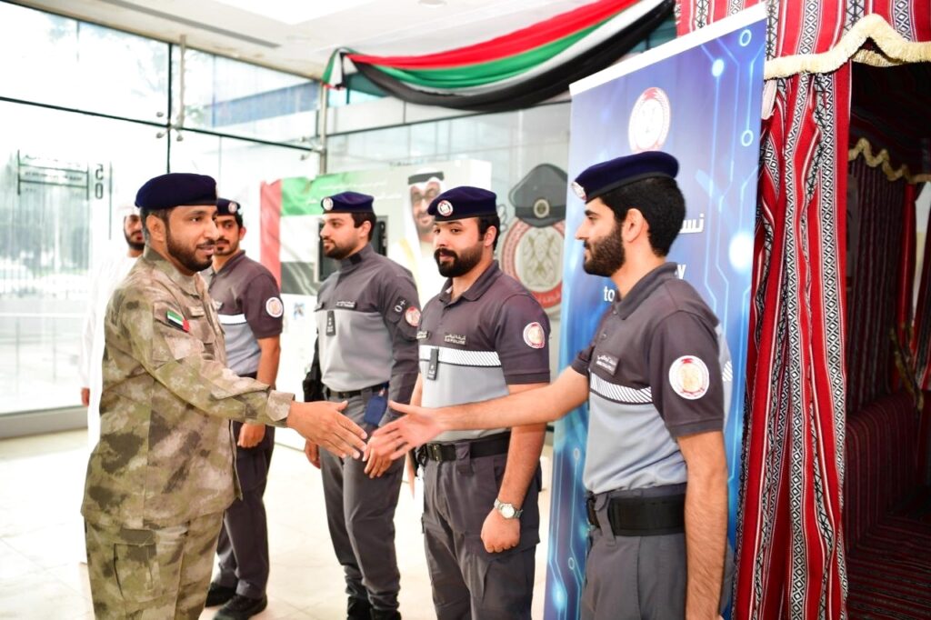 مديرو قطاعات شرطة أبوظبي يهنئون المنتسبين المناوبين