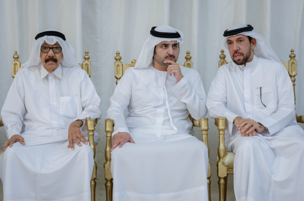 مكتوم بن محمد يقدم واجب العزاء في زوجة أحمد الشنقيطي