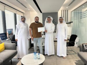 شرطة دبي تكرم شاباً وجد مقتنى ثميناً على شاطئ جميرا وسلمه