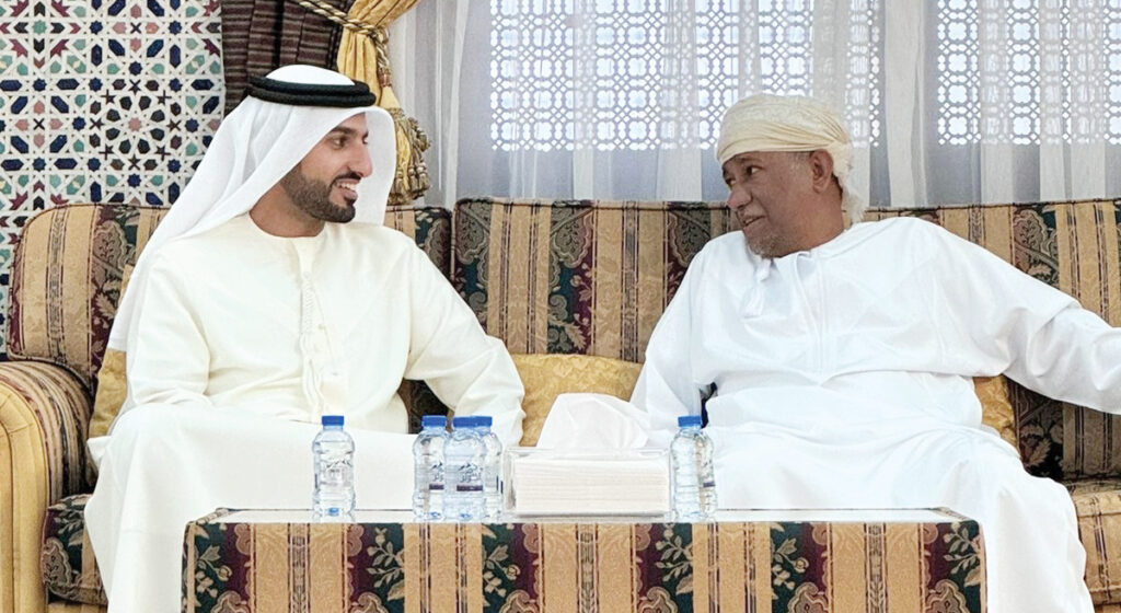 راشد بن حميد يعزي في وفاة الشيخ سعيد الشنفري بمدينة صلالة