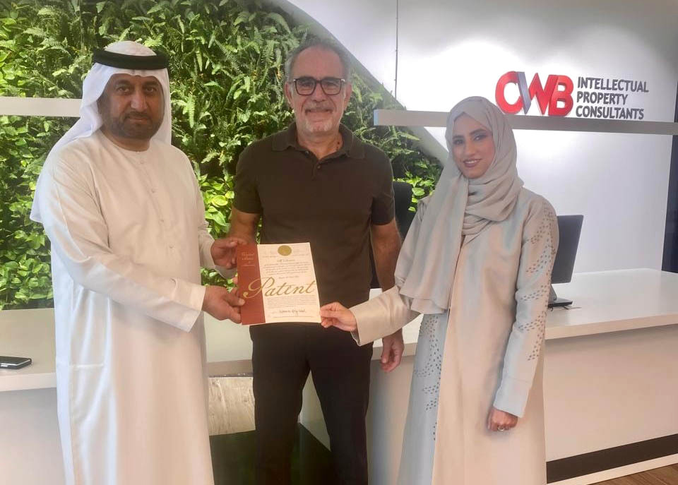 مخترعة إماراتية تتسلم براءة اختراع أمريكية عن أداة لعزل الأسنان