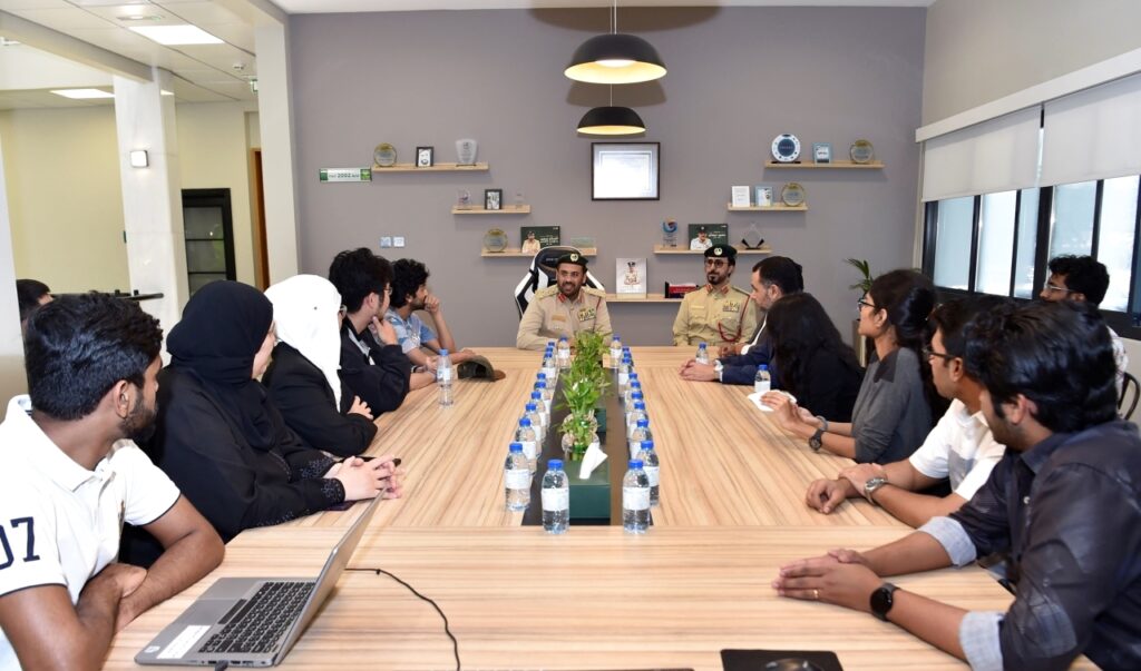 طلبة يطّلعون على برامج شرطة دبي
