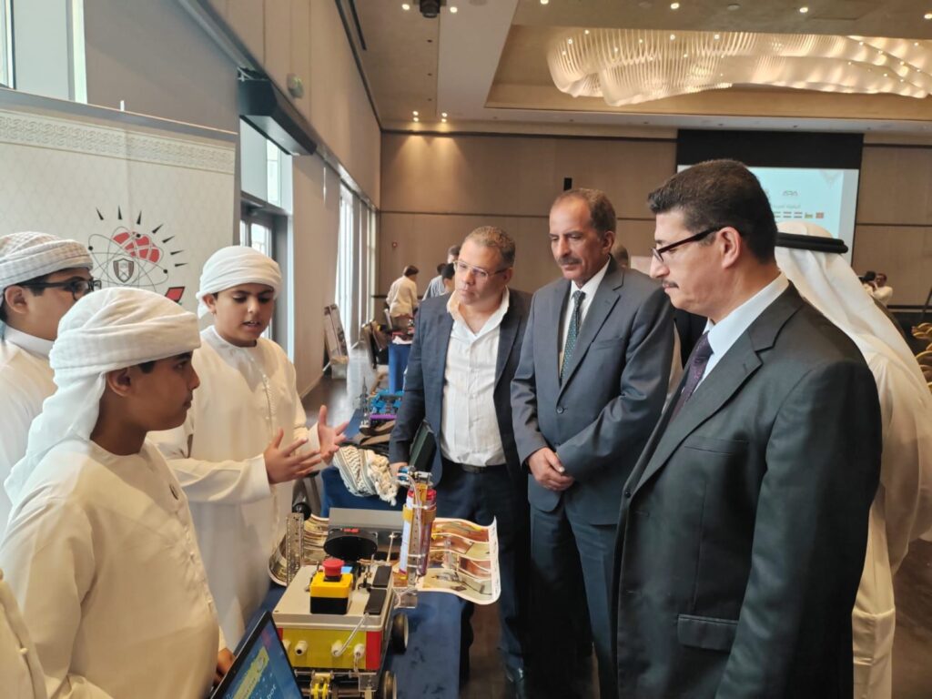 «الفجيرة العلمي» يكشف عن روبوت لإطفاء الحريق