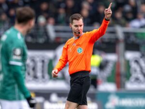 “إذا هبطنا بسببك ستموت”.. حكم ألماني يواجه تهديدات بالقتل