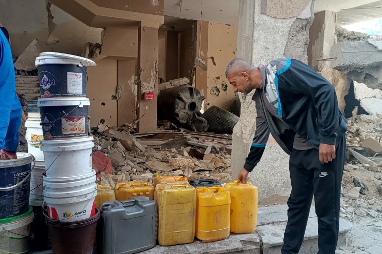 2+3- عبد الغني أبو نجيلة يقول إن تعبئة المياه "معاناة لا تنتهي" (خاص بالجزيرة نت)