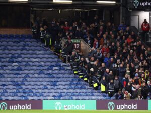 مغادرة جماهير فريق بيرنلي بسبب مخاوف من سقوط سقف أحد مدرجات الملعب