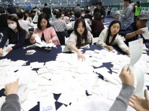 الحزب الحاكم بكوريا الجنوبية يمنى بهزيمة ساحقة في الانتخابات