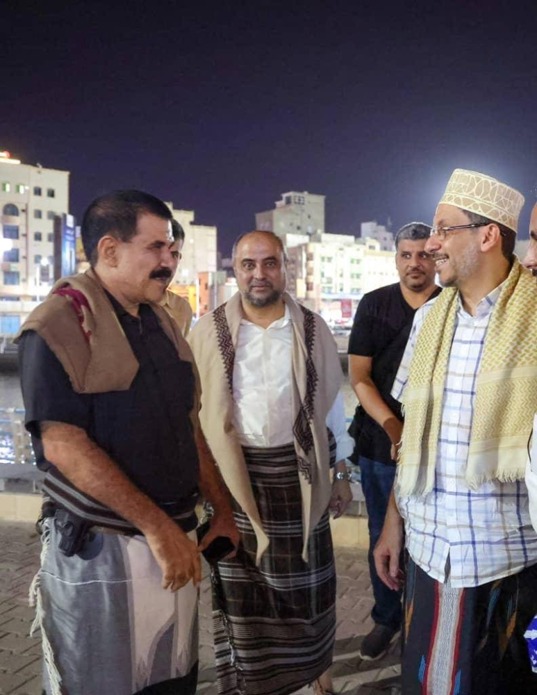 رئيس الوزراء اليمني من حضرموت يؤكد أهمية الوعي المجتمعي في إسناد جهود الدولة ويتعهد بدعم الاستثمار