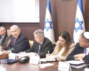 إسرائيل تبحث خيارات الرد على هجوم إيران