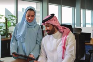 «رؤية 2030»: انخفاض بطالة السعوديين إلى 7.7%.. و457 مليار ريال إيرادات حكومية غير نفطية في 2023