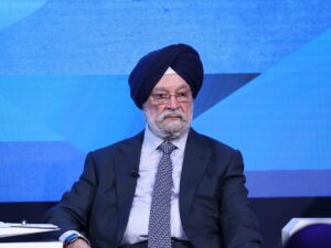 وزير النفط الهندي يتهم أوبك بالمسؤولية عن تقلبات سوق النفط