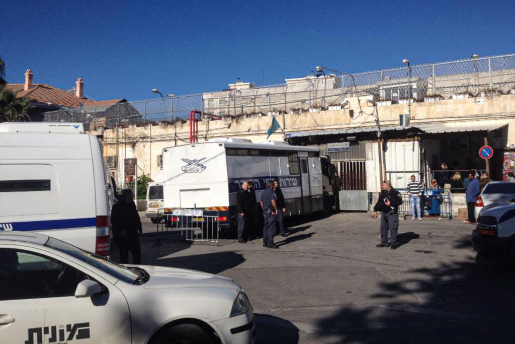 شهادة صادمة.. ماذا يجري للأسرى بسجن المسكوبية بالقدس؟