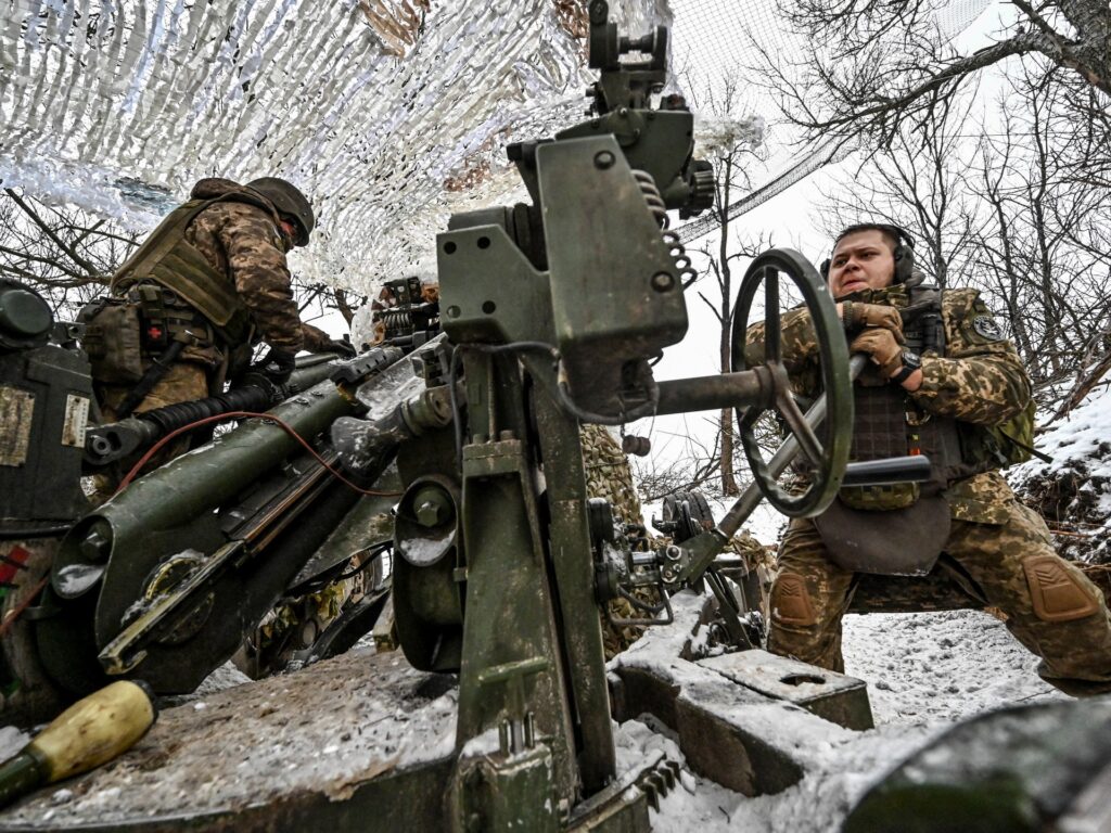 فايننشال تايمز: أوكرانيا تواجه سباقا مع الزمن للاستفادة من المساعدات الأميركية