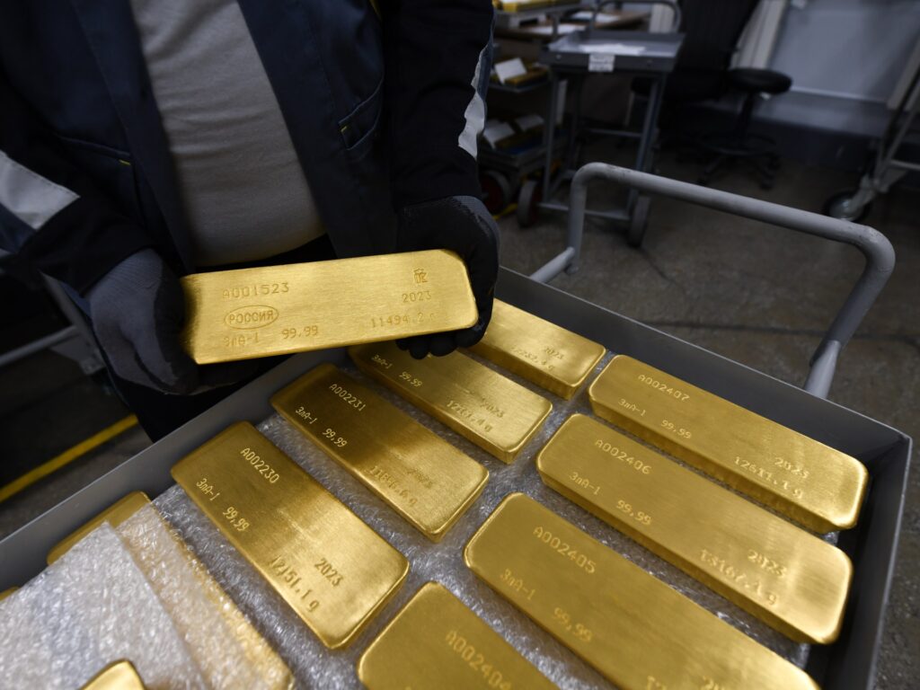 الذهب يبلغ 2400 دولار للأوقية مع ترقب لضربة إيرانية وتراجع باقتصاد الصين