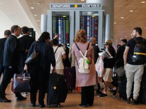 الهجوم الإيراني.. شركات تلغي رحلاتها وإسرائيل تعيد فتح المجال الجوي