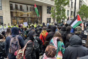 ناشطون يحاصرون مصانع للأسلحة بلندن احتجاجا على الحرب بغزة والسودان