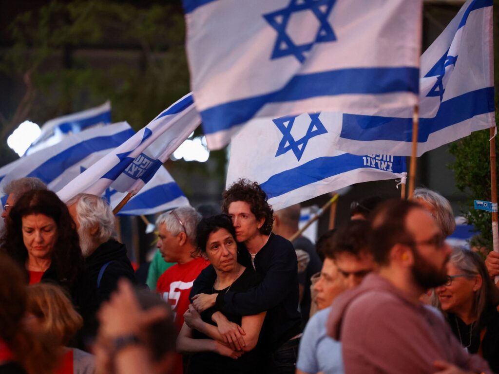 إعلام إسرائيلي: مجلس الحرب والكابينت يناقشان اليوم بنود صفقة تبادل