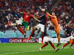 مدافع منتخب فرنسا محذرا من ضربات الرأس: دمرت جسدي وأصابتني بارتجاج في المخ