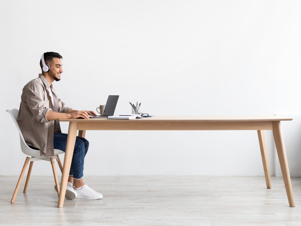 وظائف جانبية لكسب المال من المنزل في عام 2024