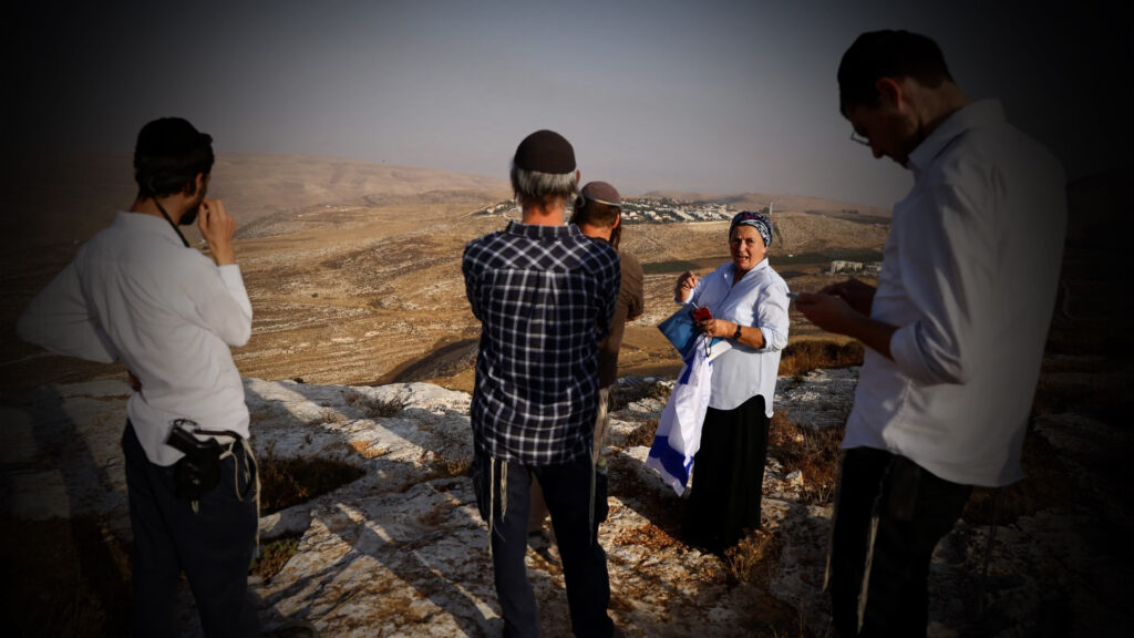 خلف غبار الحرب.. مستوطنو الضفة يهجّرون مزارعيها ورعاتها