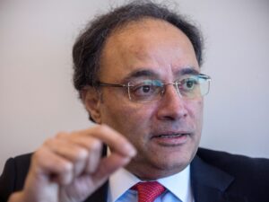 وزير يتخلى عن الراتب المرتفع لينقذ اقتصاد بلاده المأزوم