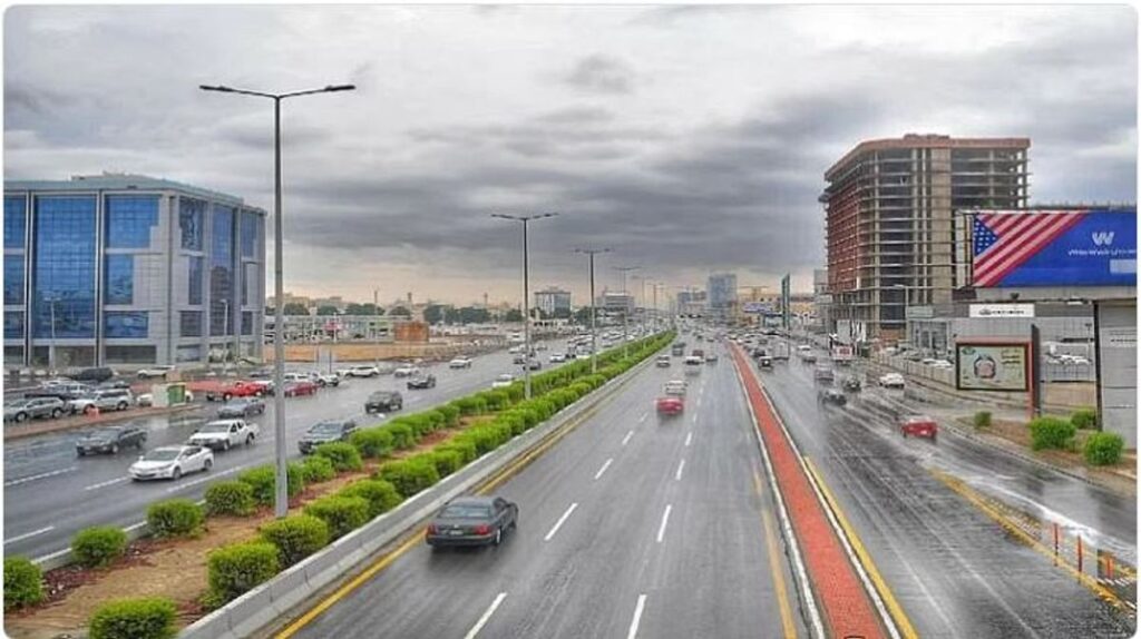 طقس الإثنين.. توقعات بهطول أمطار رعدية تؤدي إلى جريان السيول على عدة مناطق