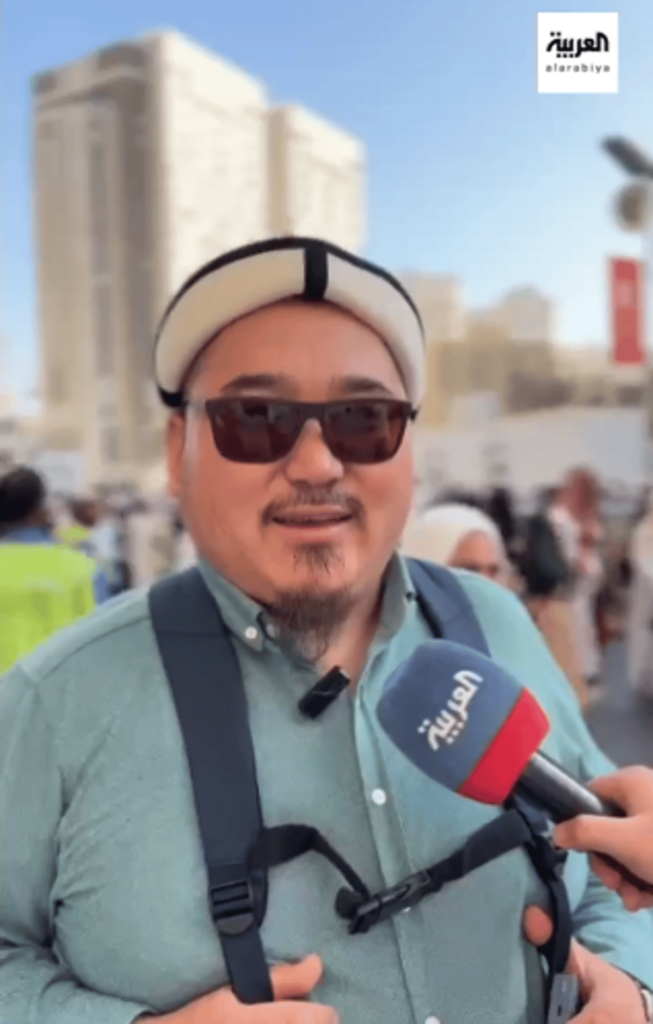 معتمرون من مختلف الدول يعايدون ذويهم من الحرم المكي أول أيام العيد