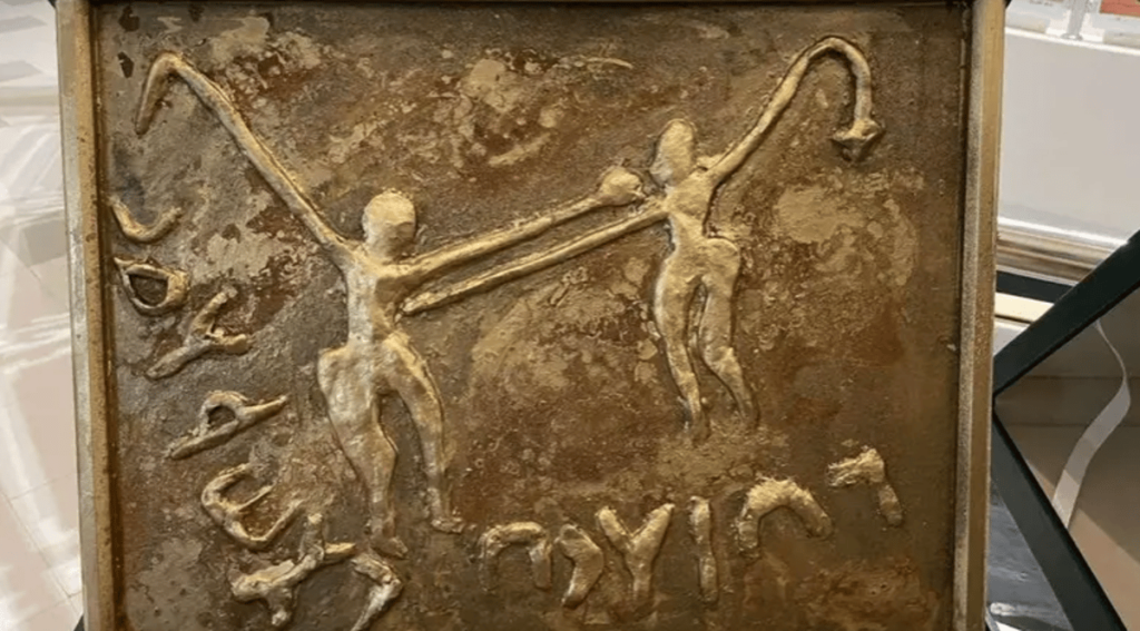 فنانة تبدع بلوحاتها المستمدة من الرسومات الثمودية بحائل