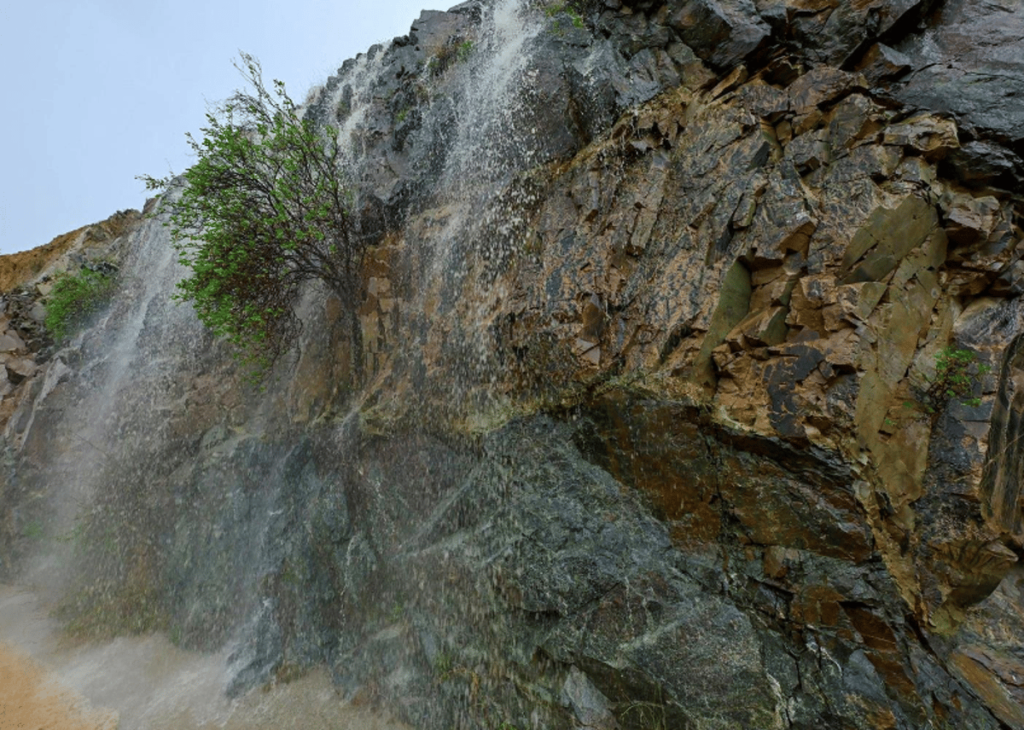 بالصور.. منطقة عسير في أجمل حلتها مع تساقط أمطار غزيرة عليها