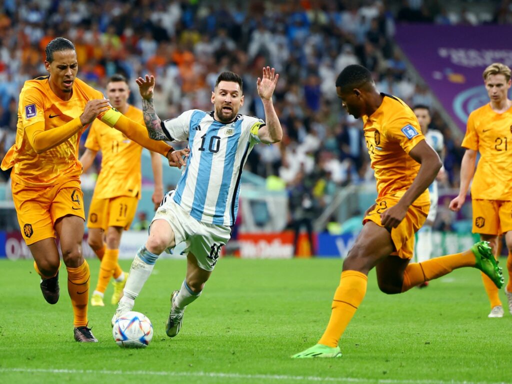 تجاهل رونالدو.. فان دايك يكشف أصعب 4 مهاجمين واجههم