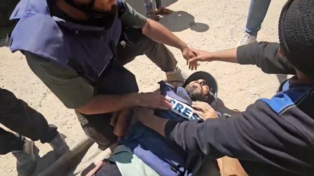 شاهد.. لحظة استهداف الاحتلال 3 صحفيين بمخيم النصيرات