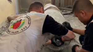 الجزيرة ترافق فرقة هندسية لتفكيك الألغام بخان يونس