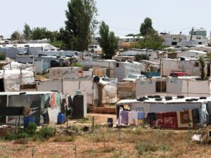 لوموند: العداء يتفاقم ضد اللاجئين السوريين في لبنان