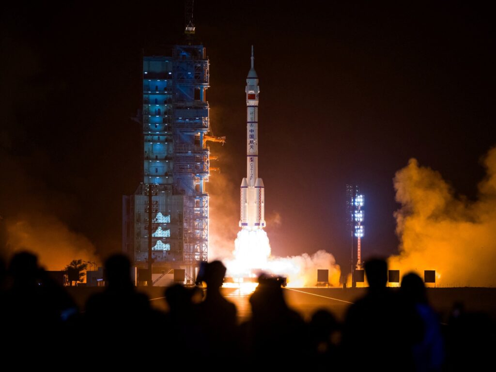 الصين تستأنف عملها في الفضاء بإرسال دفعة جديدة لمحطتها الفضائية