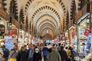أجواء العيد تخيّم على السوق المصري في إسطنبول