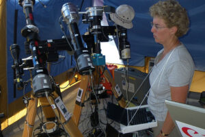 “سيدة الشمس” شادية حبّال.. عالِمة عربية بنكهة عالمية تقود أبحاث الكسوف