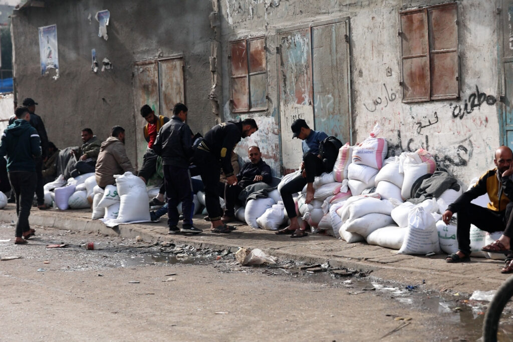 غريفيث يحذر من وضع مروع في غزة بعد إغلاق الطرق الحيوية