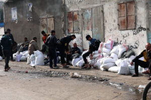 غريفيث يحذر من وضع مروع في غزة بعد إغلاق الطرق الحيوية