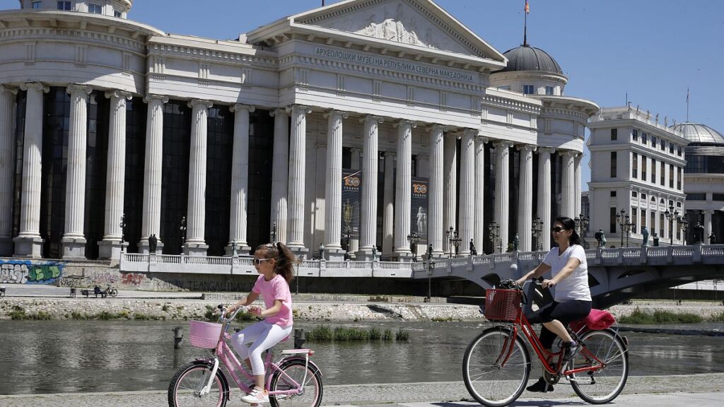 الناخبون في مقدونيا الشمالية يصوتون في الانتخابات البرلمانية وجولة الإعادة للانتخابات الرئاسية