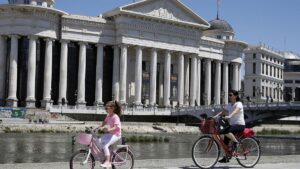 الناخبون في مقدونيا الشمالية يصوتون في الانتخابات البرلمانية وجولة الإعادة للانتخابات الرئاسية