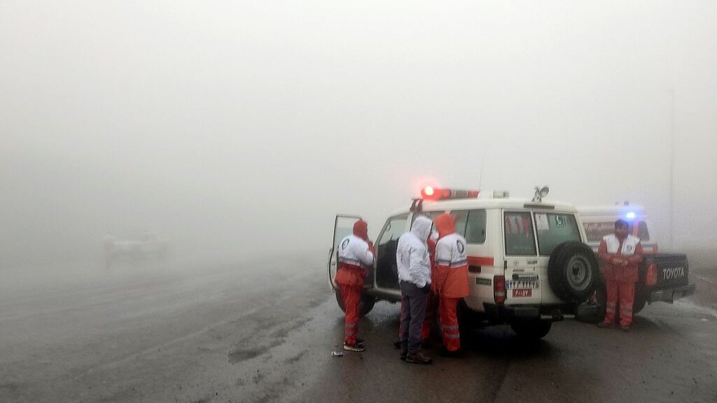 فيديو: نقل جثامين الضحايا من موقع سقوط طائرة الرئيس الإيراني