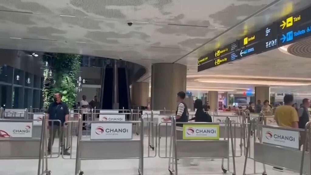 فيديو: أحد الركاب يروي تفاصيل مرعبة لهبوط الطائرة السنغافورية الاضطراري في بانكوك