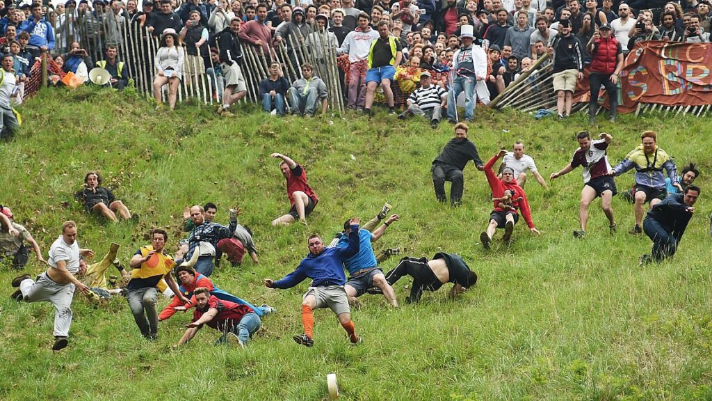 شاهد: سباق “دحرجة الجبن”.. تقليد سنوي خطير يجتذب الآلاف في بريطانيا