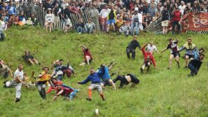 شاهد: سباق “دحرجة الجبن”.. تقليد سنوي خطير يجتذب الآلاف في بريطانيا