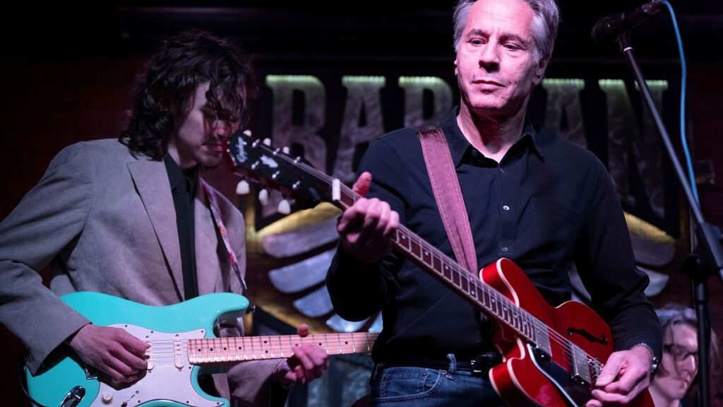 بالغناء والعزف على الغيتار بملهى في كييف.. بلينكن للأوكرانيين “نحن والعالم الحر معكم”