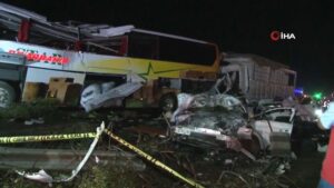 شاهد: عشرة قتلى و39 جريحاً في حادث تصادم مروّع جنوب تركيا