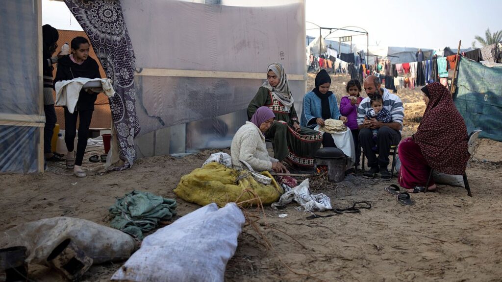 المواصي..”مخيم دون خيام” يعيش فيه النازحون في ظروف قاسية